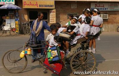 Indiai iskolabusz